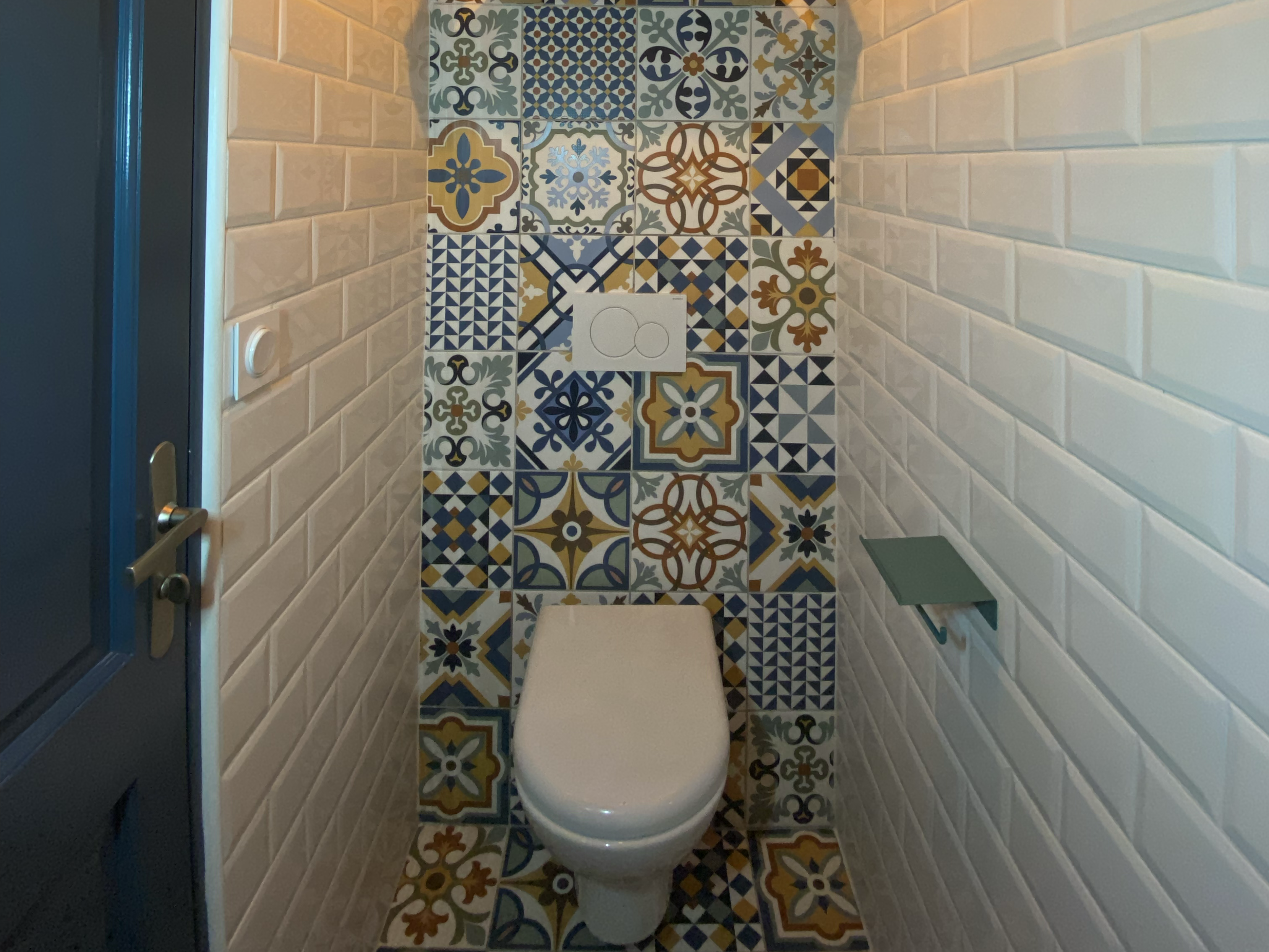 WC Toilettes suspendu carrelée avec motif