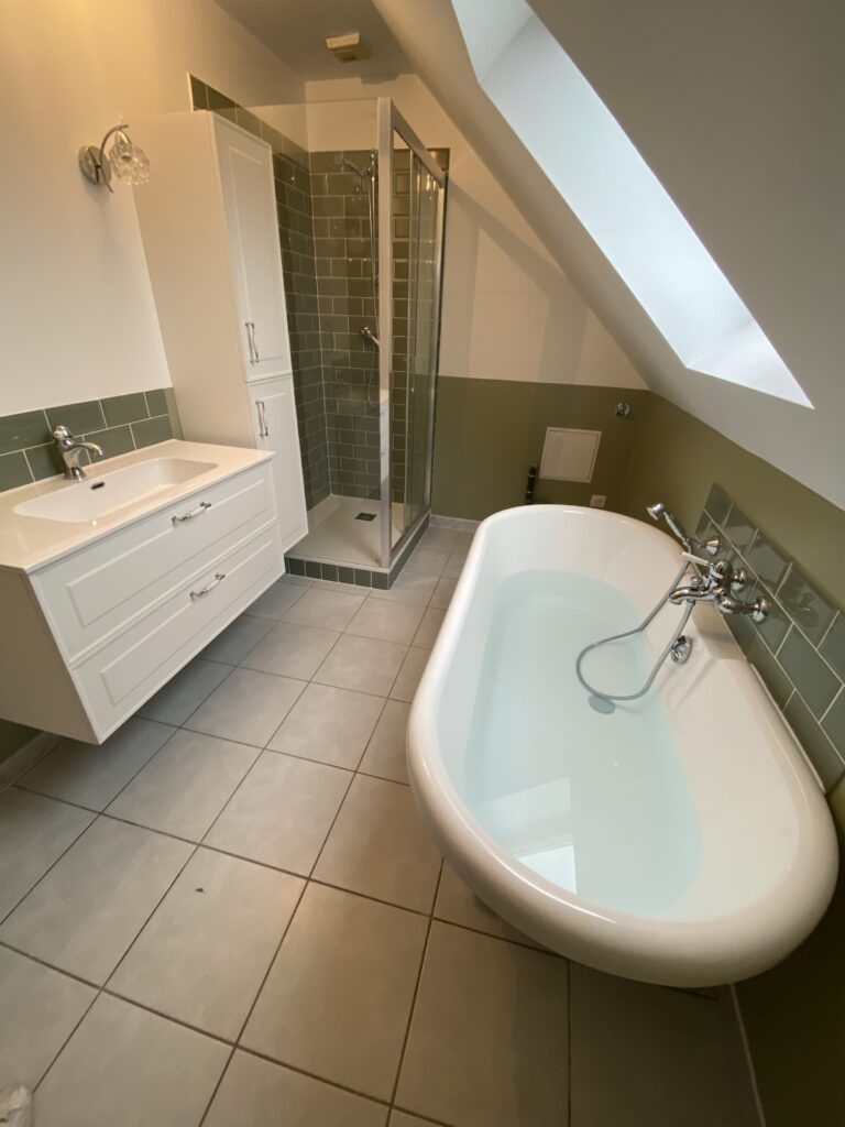 Salle de bain avec douche, évier et baignoire, Compiègne, Oise (60)