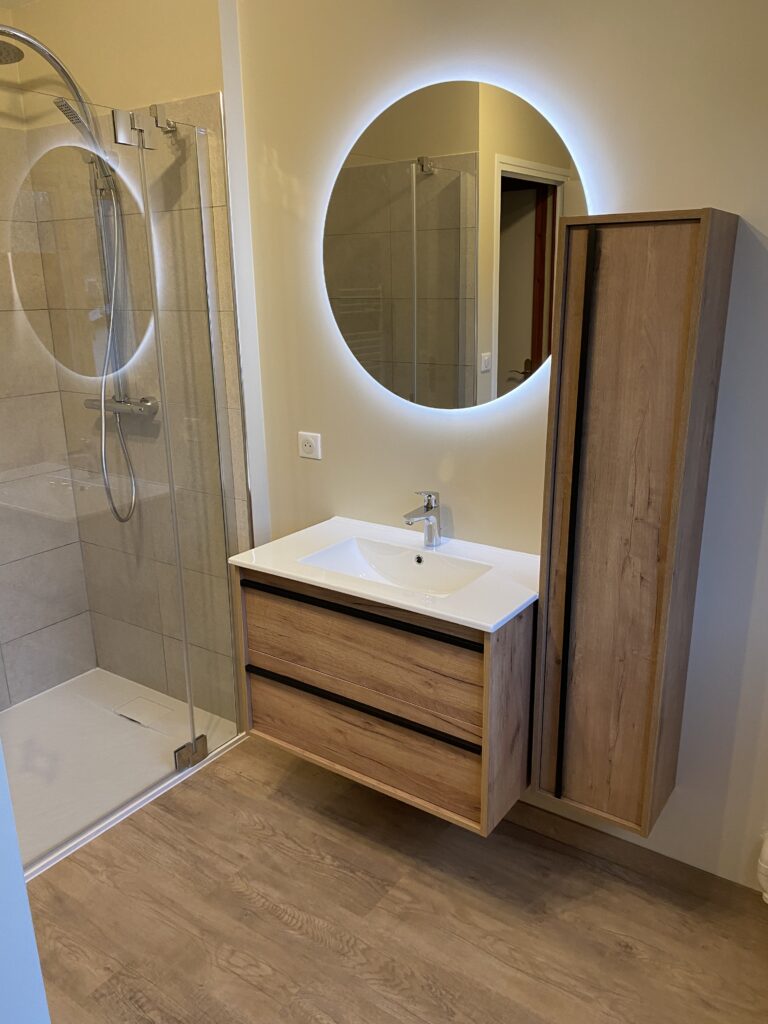 Salle de bain minimaliste avec douche et miroir leds, Chelles, Oise (60)